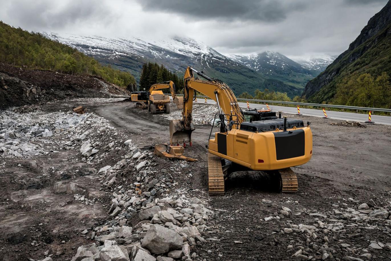 Anleggsmaskin i arbeid på Sunnmøre